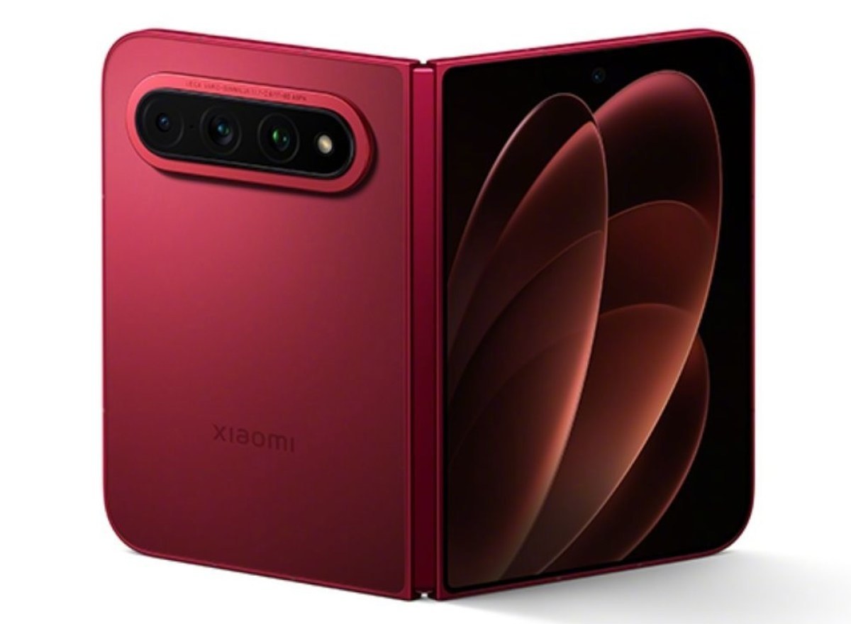 Xiaomi 18 Fold в полураскрытом виде: блок камер Leica